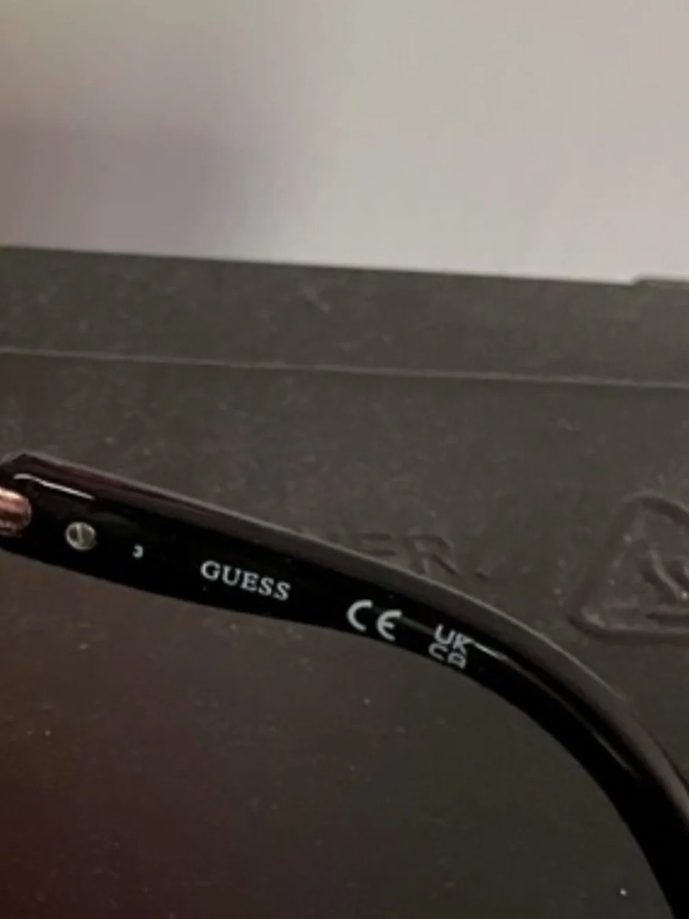 IN EXCELLENT CONDITION! GUESS AVIATOR SUNGLASSES ROSE GOLD SMOKE MIRROR LENSES